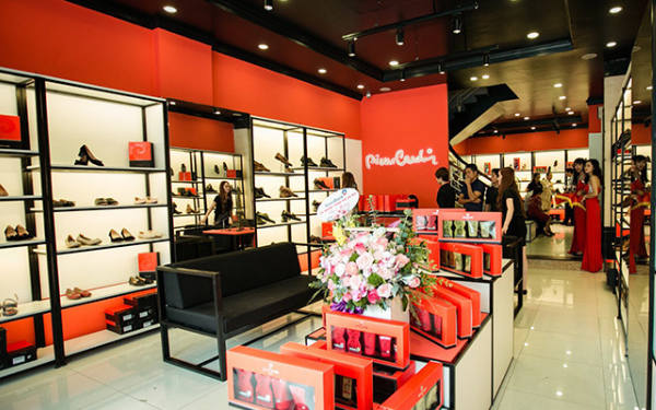 Thương hiệu Pierre Cardin gồm chuỗi 22 cửa hàng và 2 trang thương mại điện tử